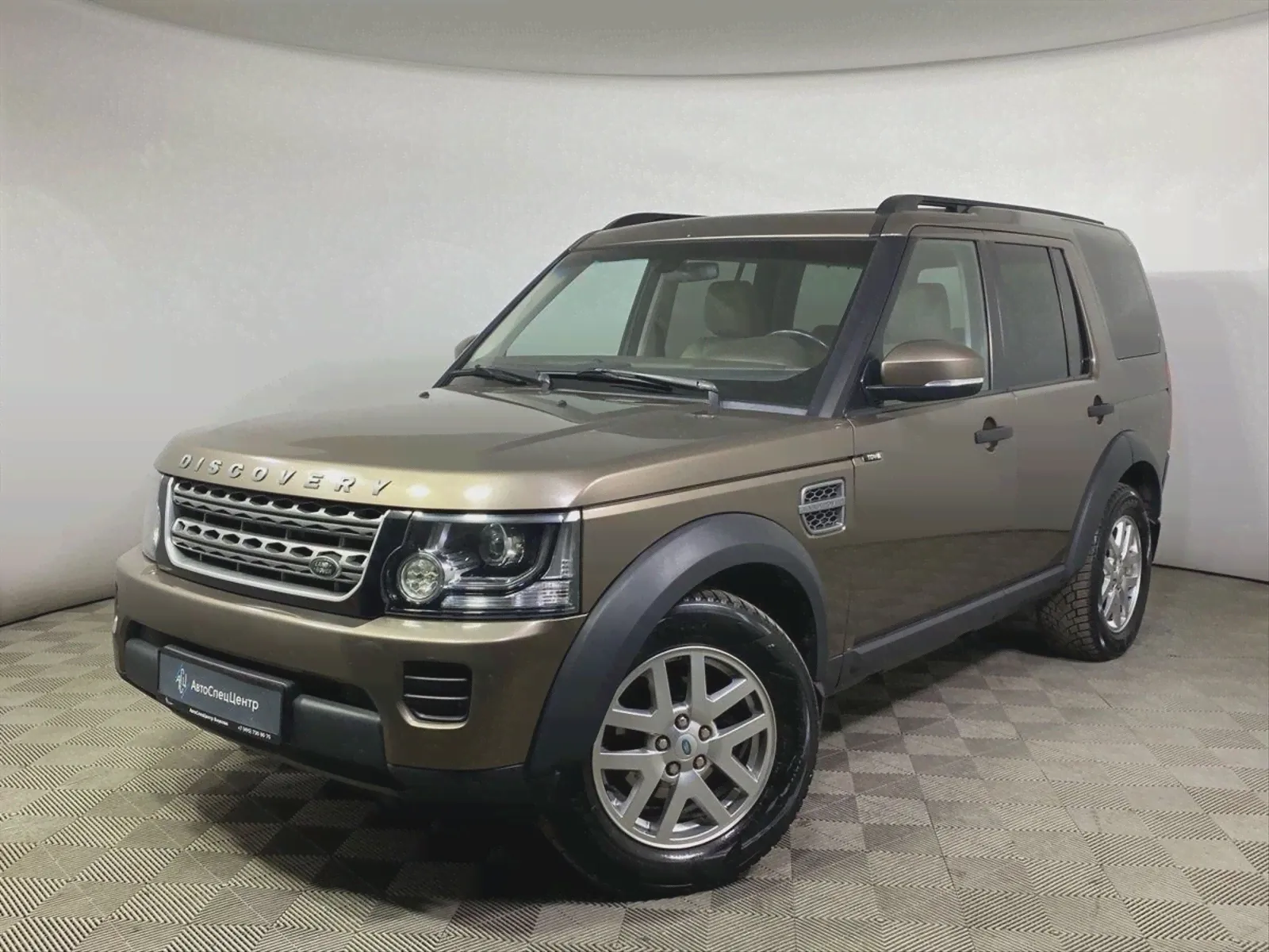Купить Land Rover Discovery 2014, 3.0d AT 4WD (211 л.с.) Коричневый с пробегом 242784 км / 5734828 по цене от 1 920 010 руб в АВТОДОМ - официальный дилер в Москве-0