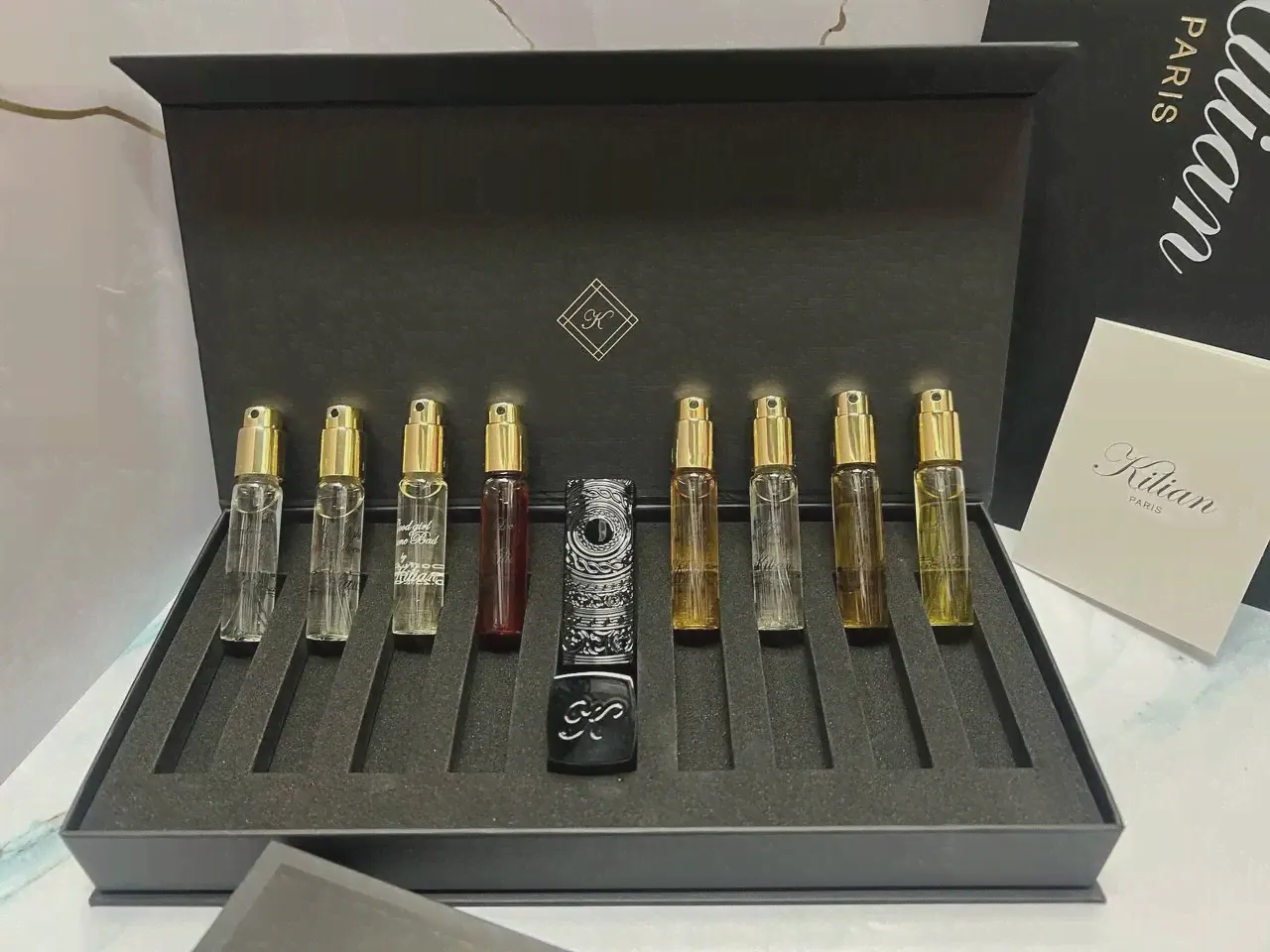 KILIAN THE DISCOVERY SET 8 шт по 7,5 мл + чёрный кофр футляр со щитом Подарочный набор Новинка 2023 (art.: 3920c2bd89a23)-3